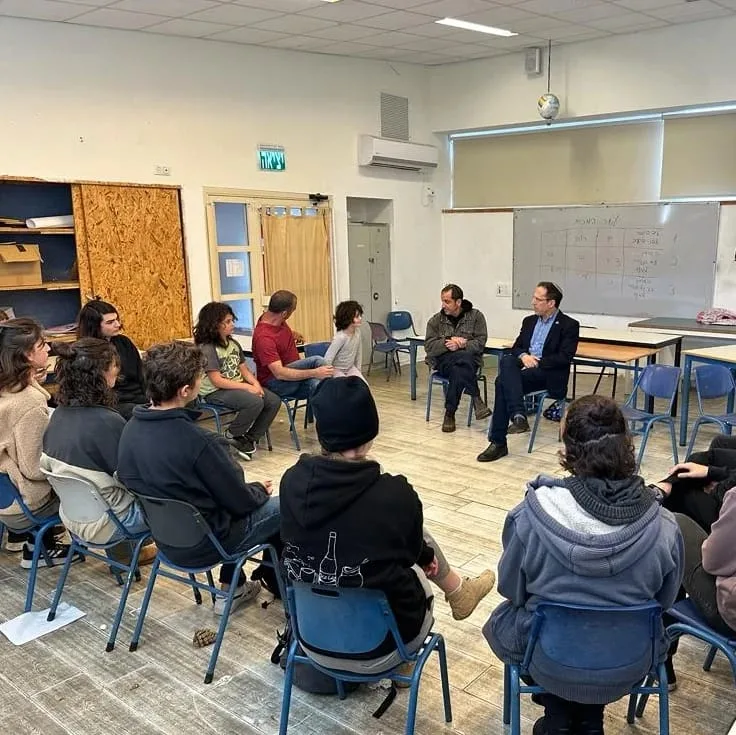 חה''כ משה קינלי טור-פז מבקר בביה''ס הדמוקרטי ''לב השרון''. היום