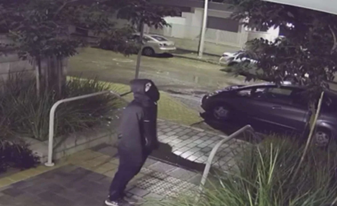 החשוד באונס בגדרה מתועד במצלמות האבטחה