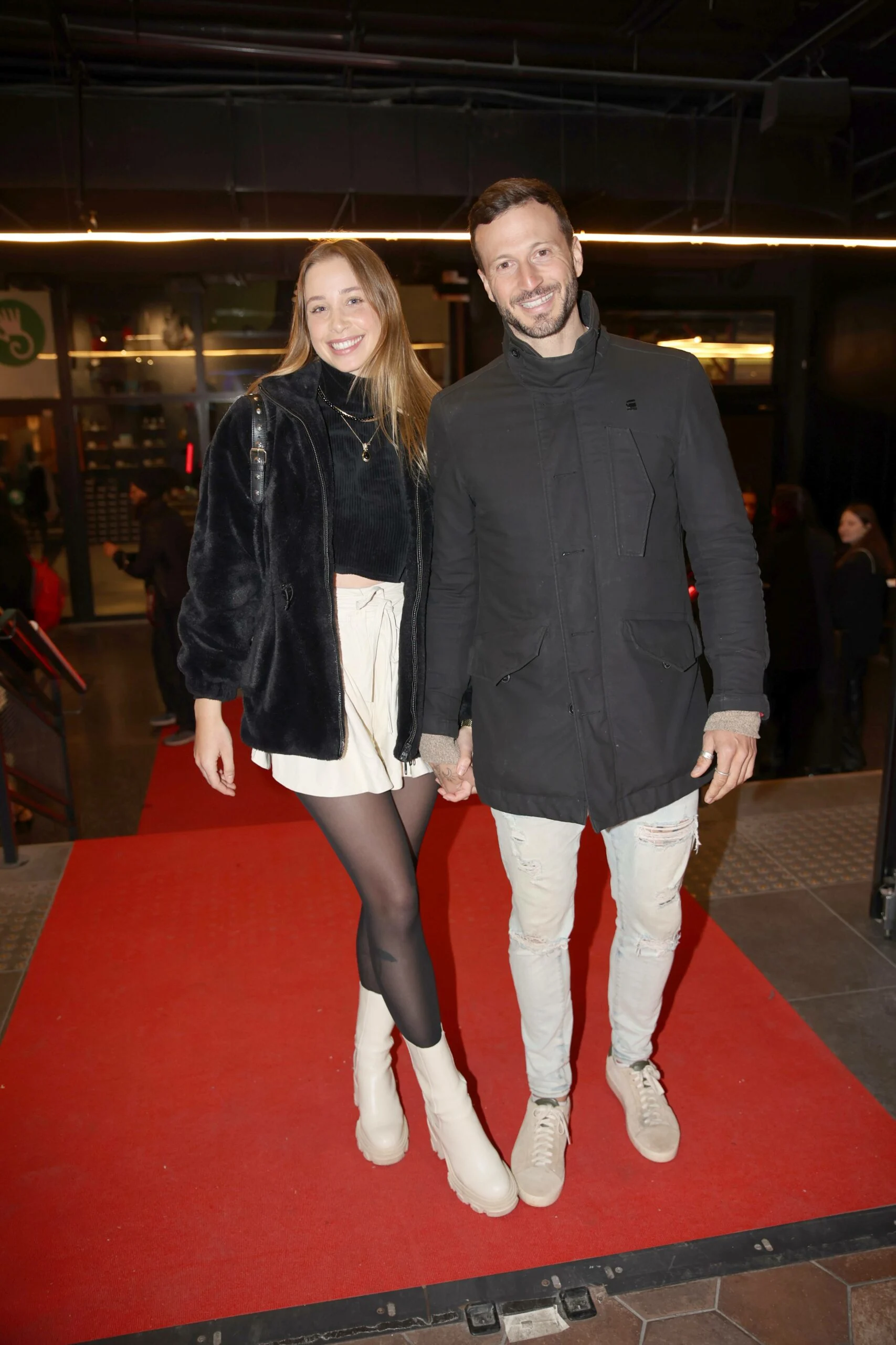 מייק לואיס ובת הזוג מרי