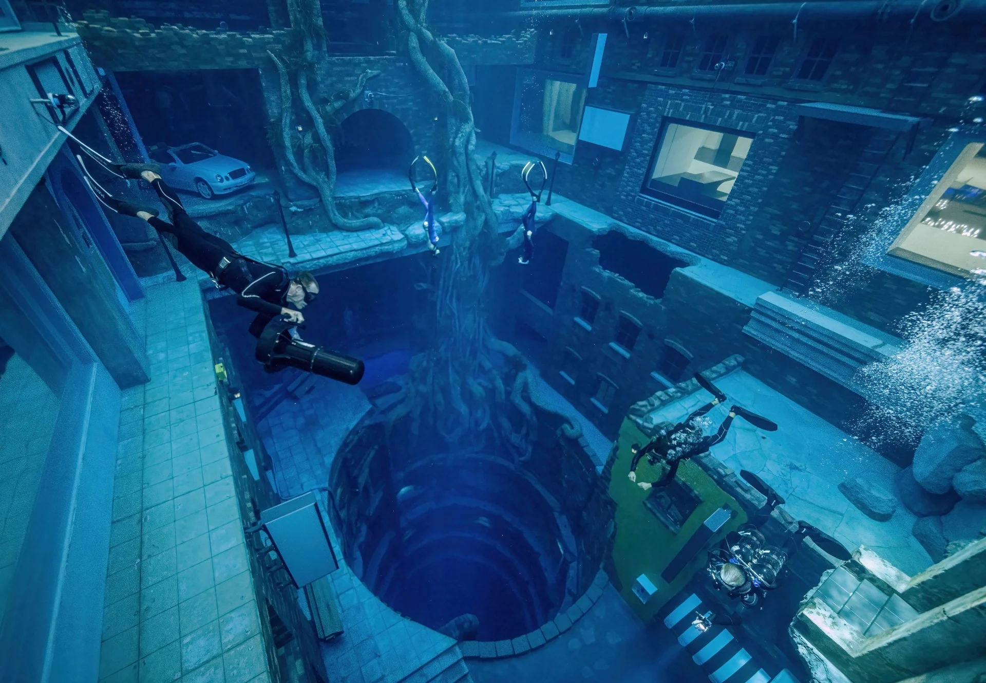 Deep Dive Dubai