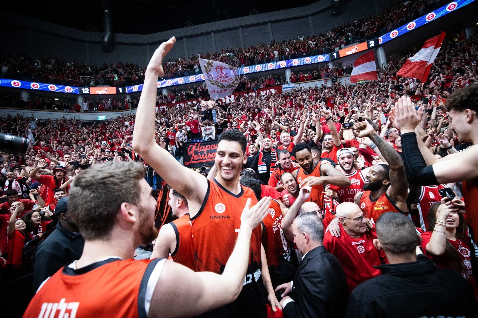 הפועל ירושלים חוגגת את הזכייה בגביע המדינה בכדורסל