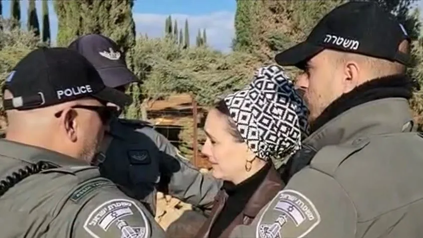 שוטרים חוסמים בגופם את ח''כ לימור סון הר-מלך במהלך פינוי הכרם בגוש שילה