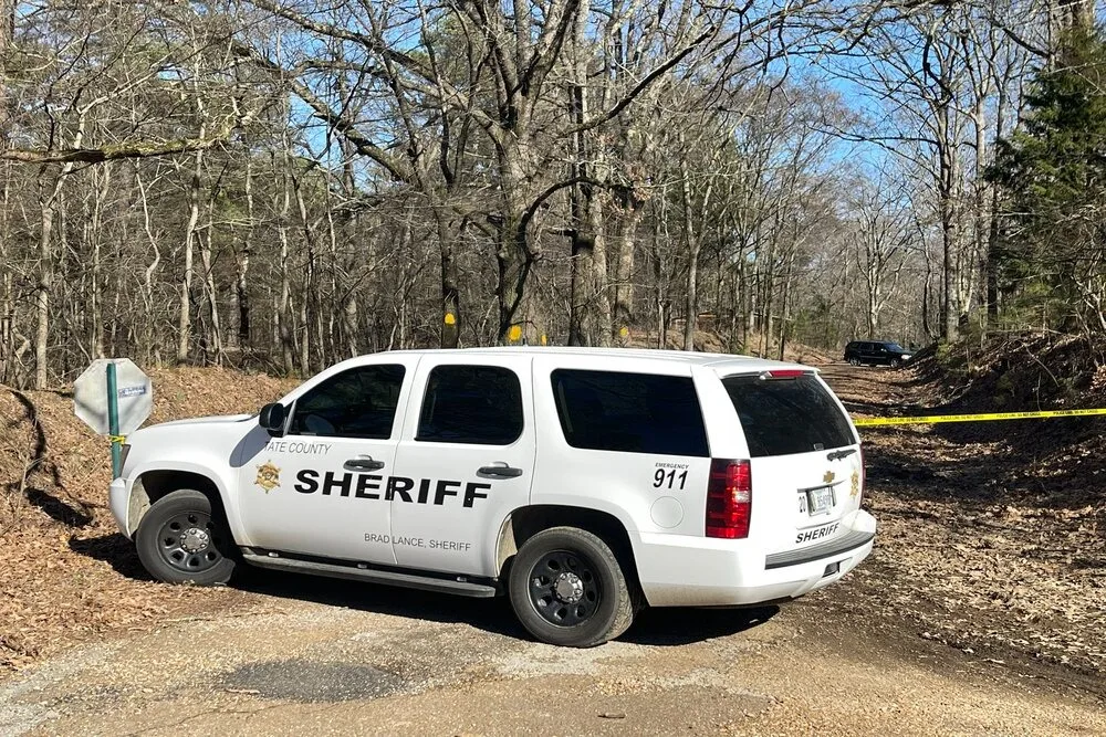 רכבי משטרה נפרסו ברחבי העיירה הקטנה