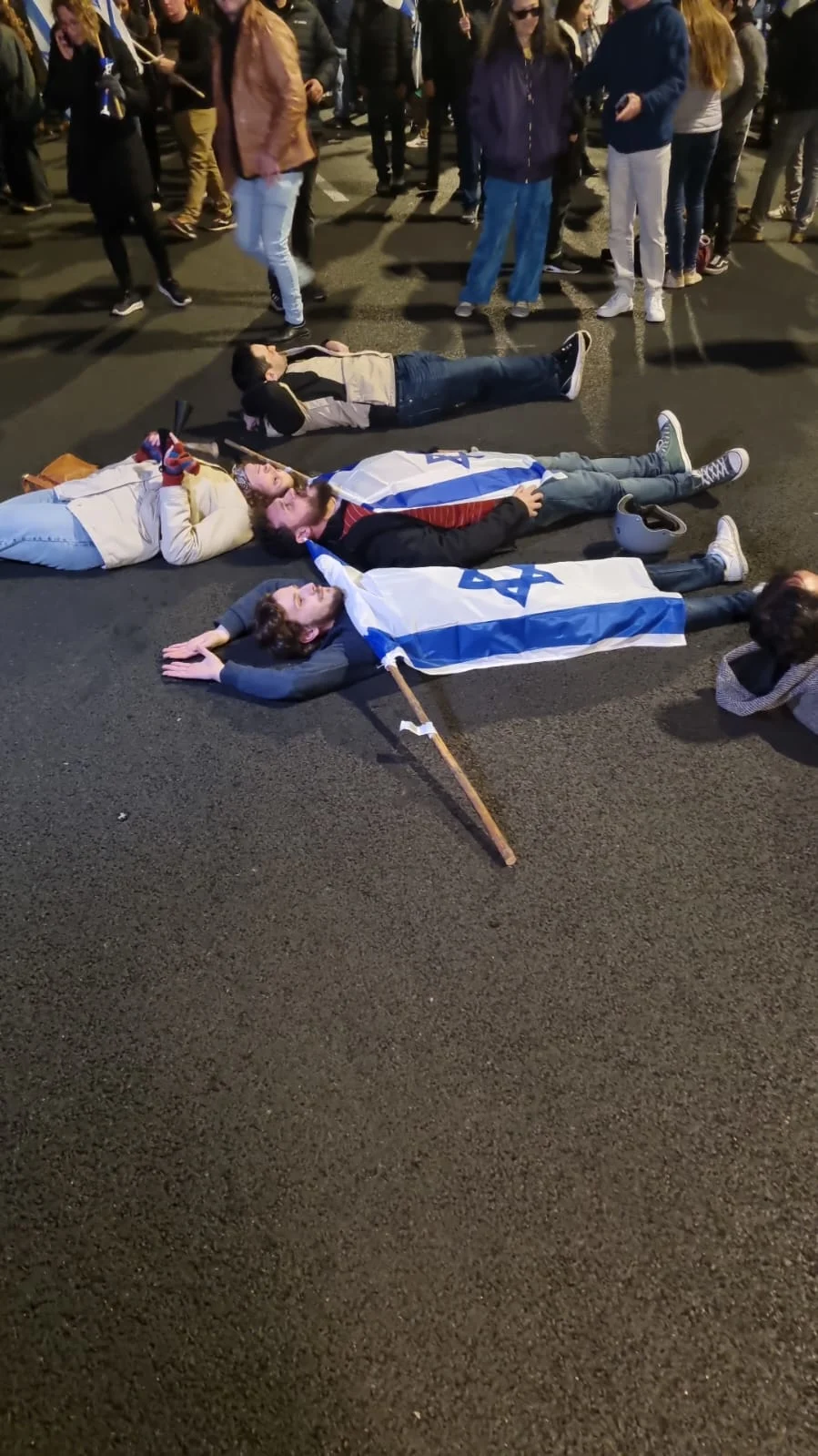 מפגינים נשכבים על הכביש בנתיבי איילון