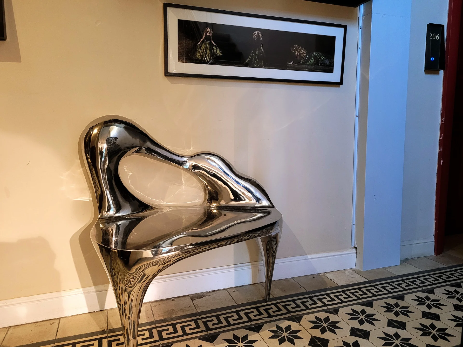 גלריית המדרגות במלון אסמלבאז'