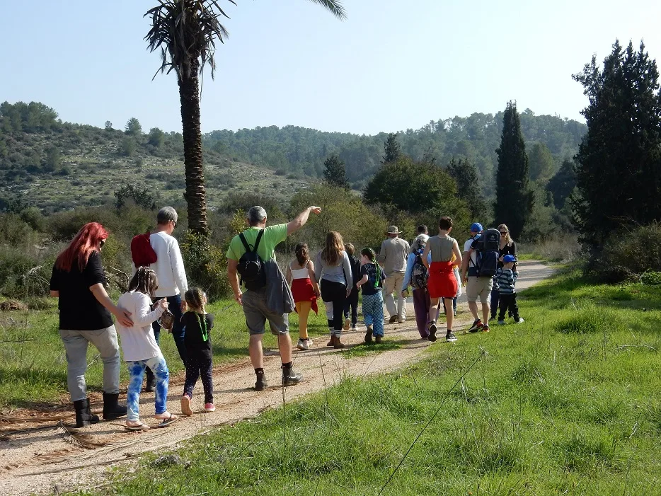 צעדת פורים בעקבות גיבורות המגילה בנאות קדומים
