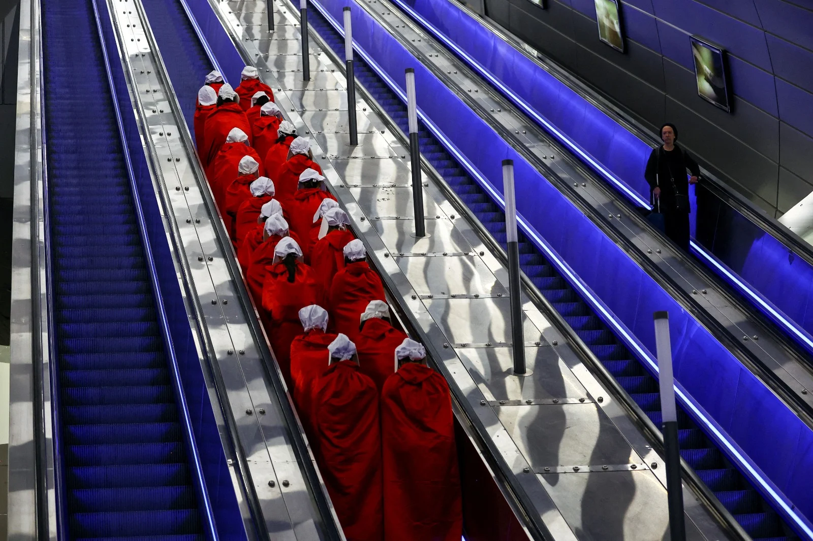 מיצג ''סיפורה של שפחה'' בתחנת הרכבת בירושלים