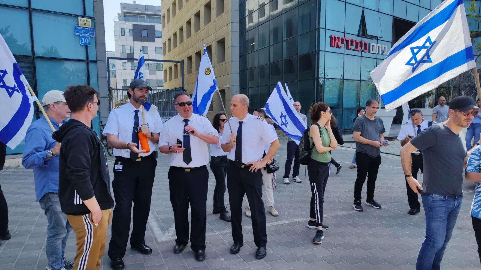 מחאת הטייסים מול תחנת המשטרה בראול ולנברג