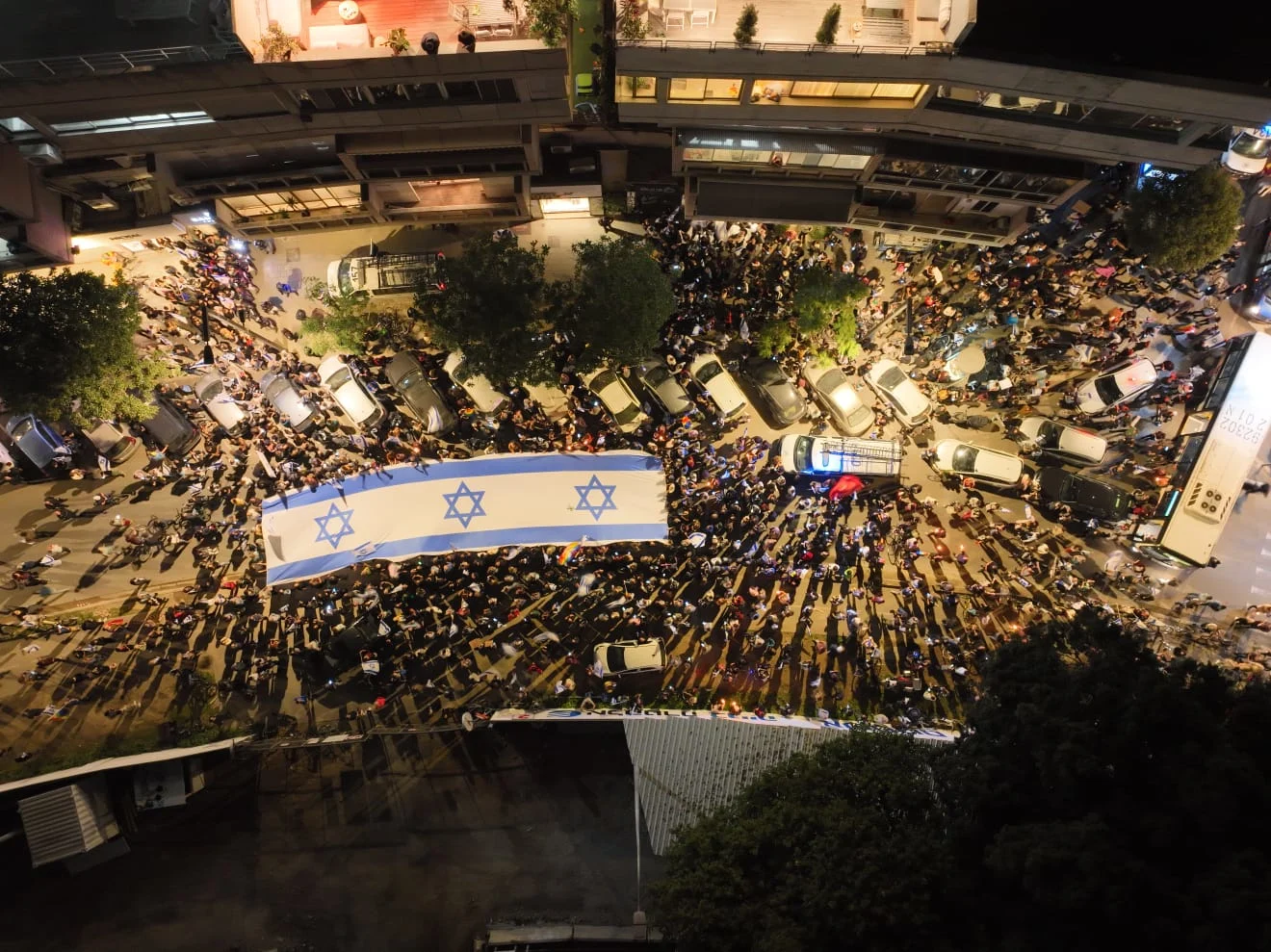 הפגנה מחוץ למספרה בה נמצאת שרה נתניהו