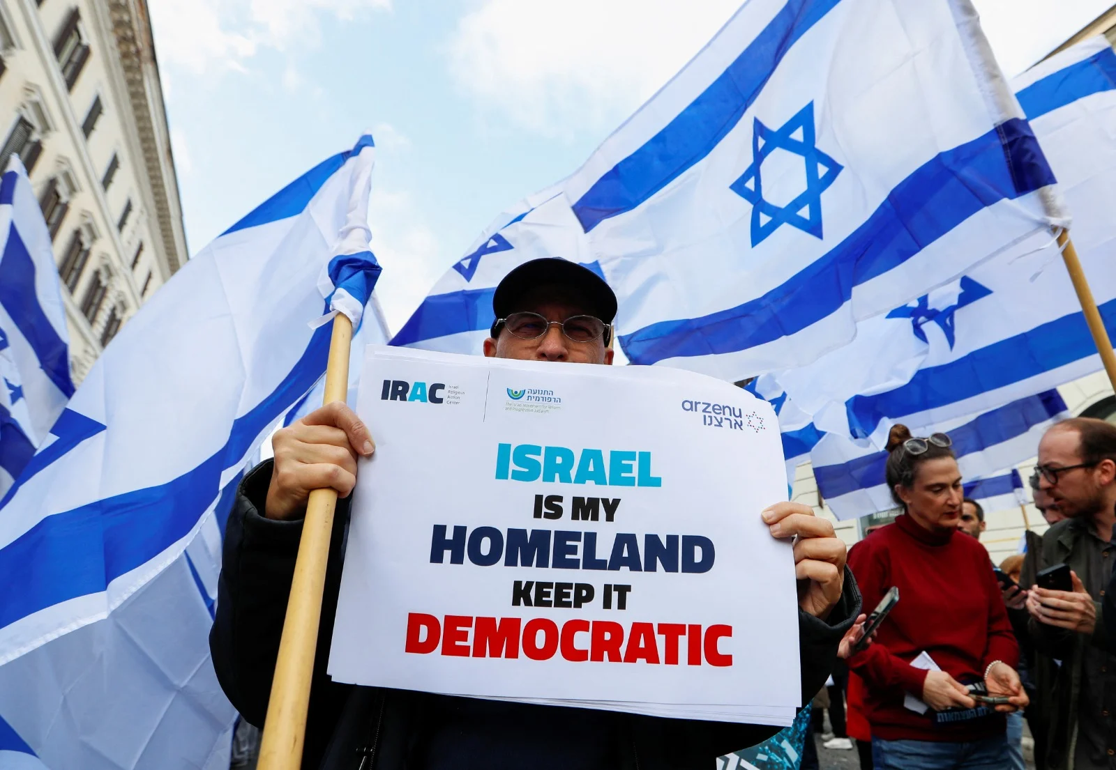 מפגינים נגד המהפכה המשפטית מחוץ לפגישתם של נתניהו ומלוני ברומא