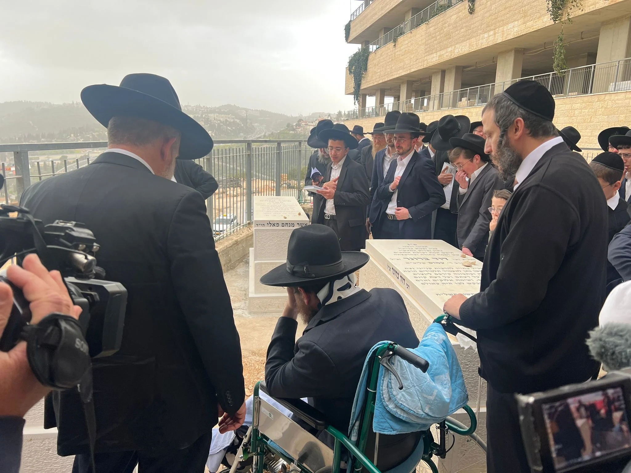 אברהם פלאי בקבר בניו שנרצחו בפיגוע