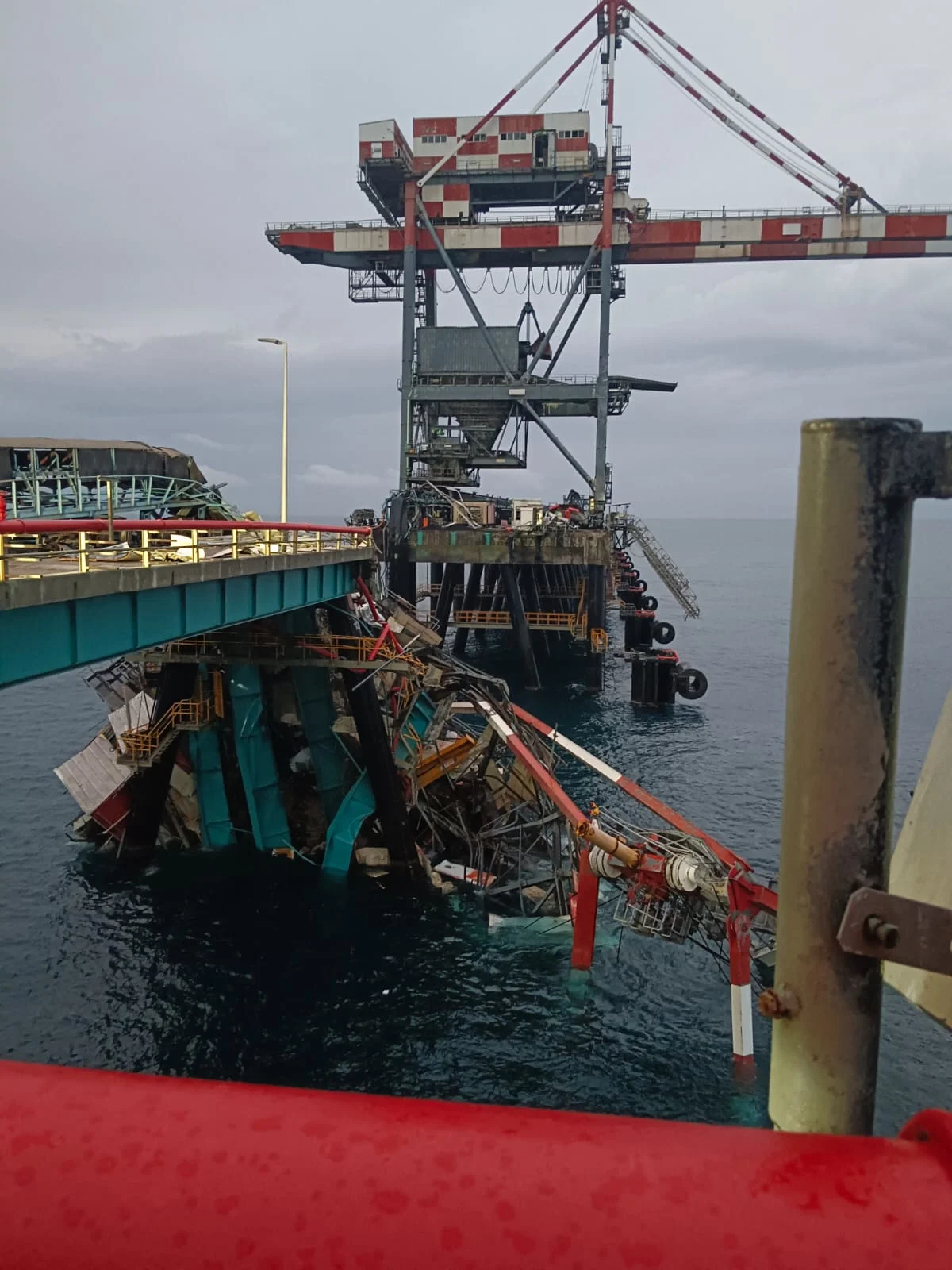 העגורן שקרס בתחנת הכוח האשקלון