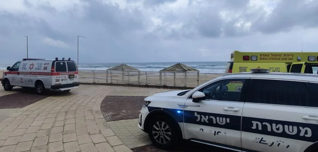 צוותי הצלה בחוף באשדוד