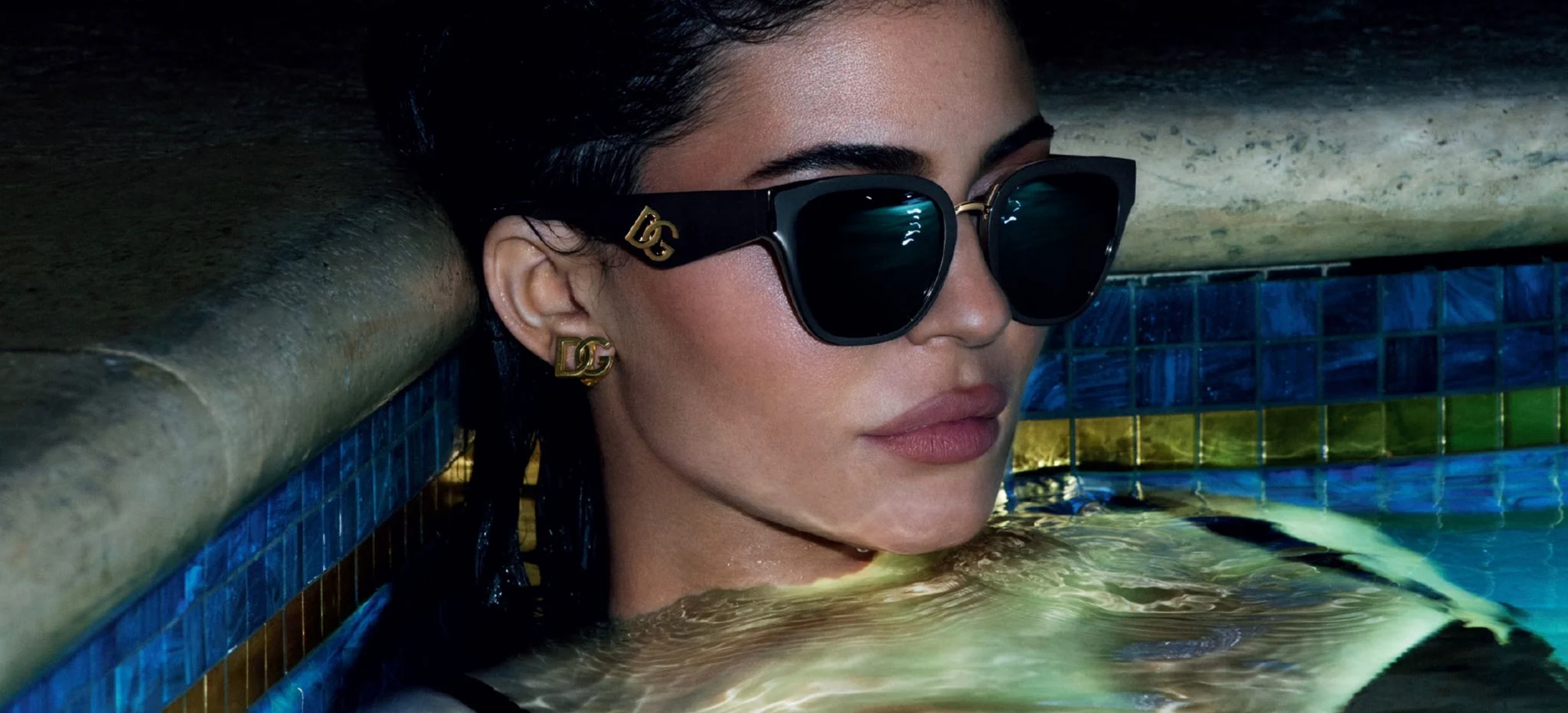 קיילי ג'נר במשקפי דולצ'ה גבאנה