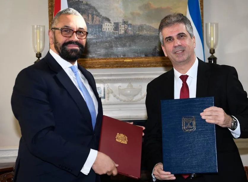 שר החוץ אלי כהן בפגישתו עם מקבילו הבריטי
