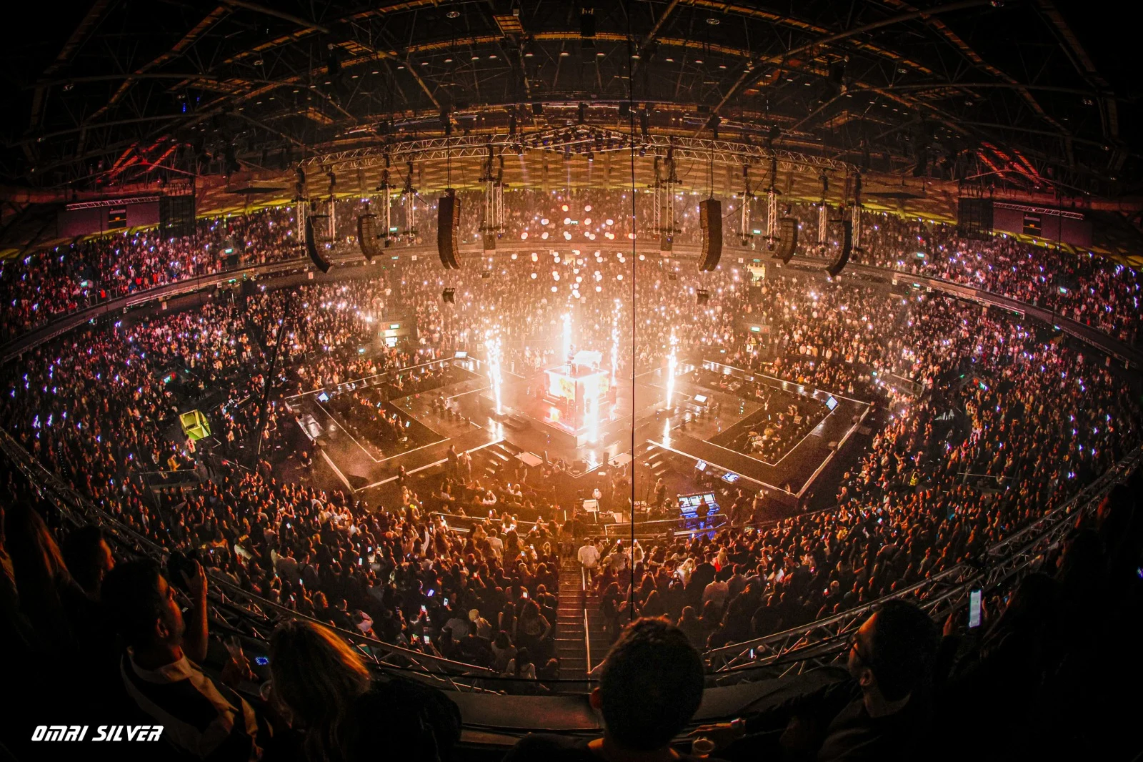 עדן חסון בהופעה