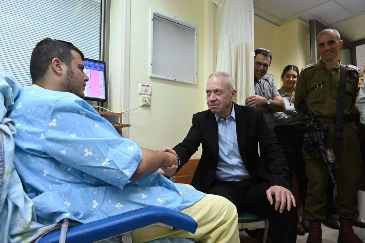 שר הביטחון נפגש עם פצועי פיגוע הירי בחווארה