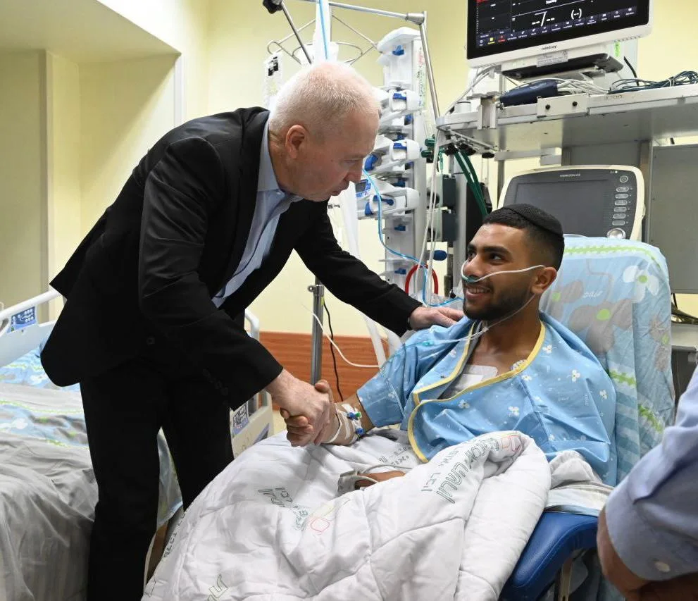 שר הביטחון נפגש עם פצועי פיגוע הירי בחווארה