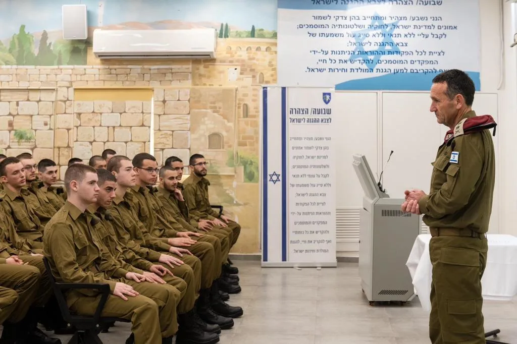 הרמטכ''ל הרצי הלוי בתל השומר עם המתגייסים החדשים