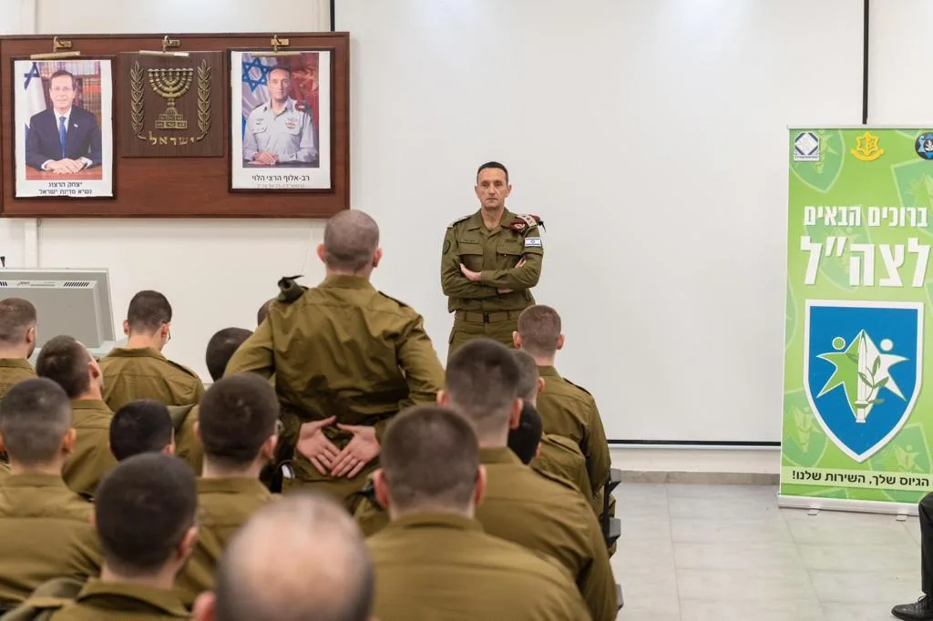הרמטכ''ל הרצי הלוי בתל השומר עם המתגייסים החדשים