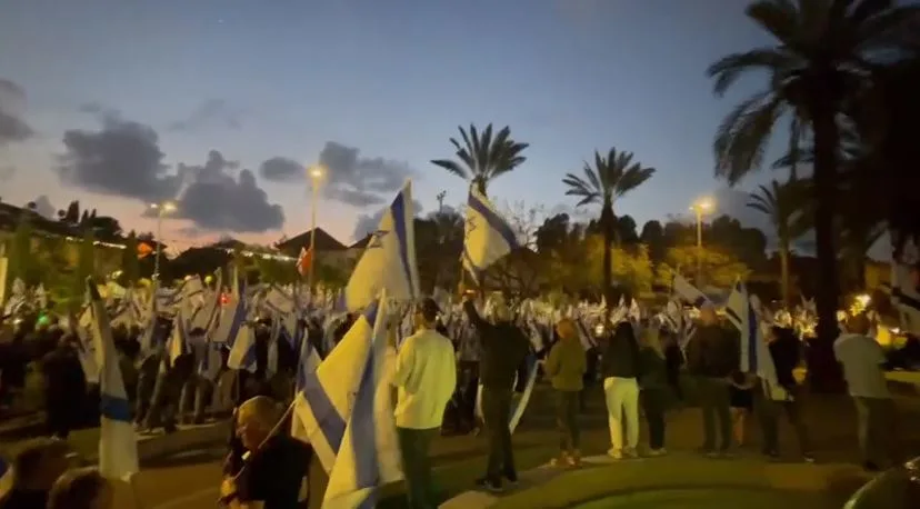 הפגנה מול ביתו של דני דנון