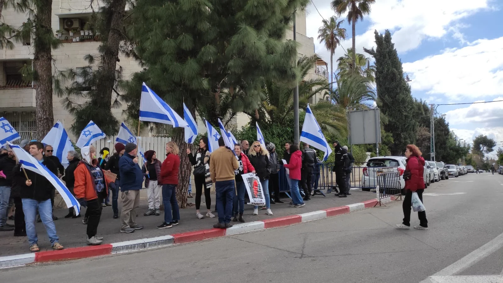 מפגינים מחוץ לביתו של ניר ברקת