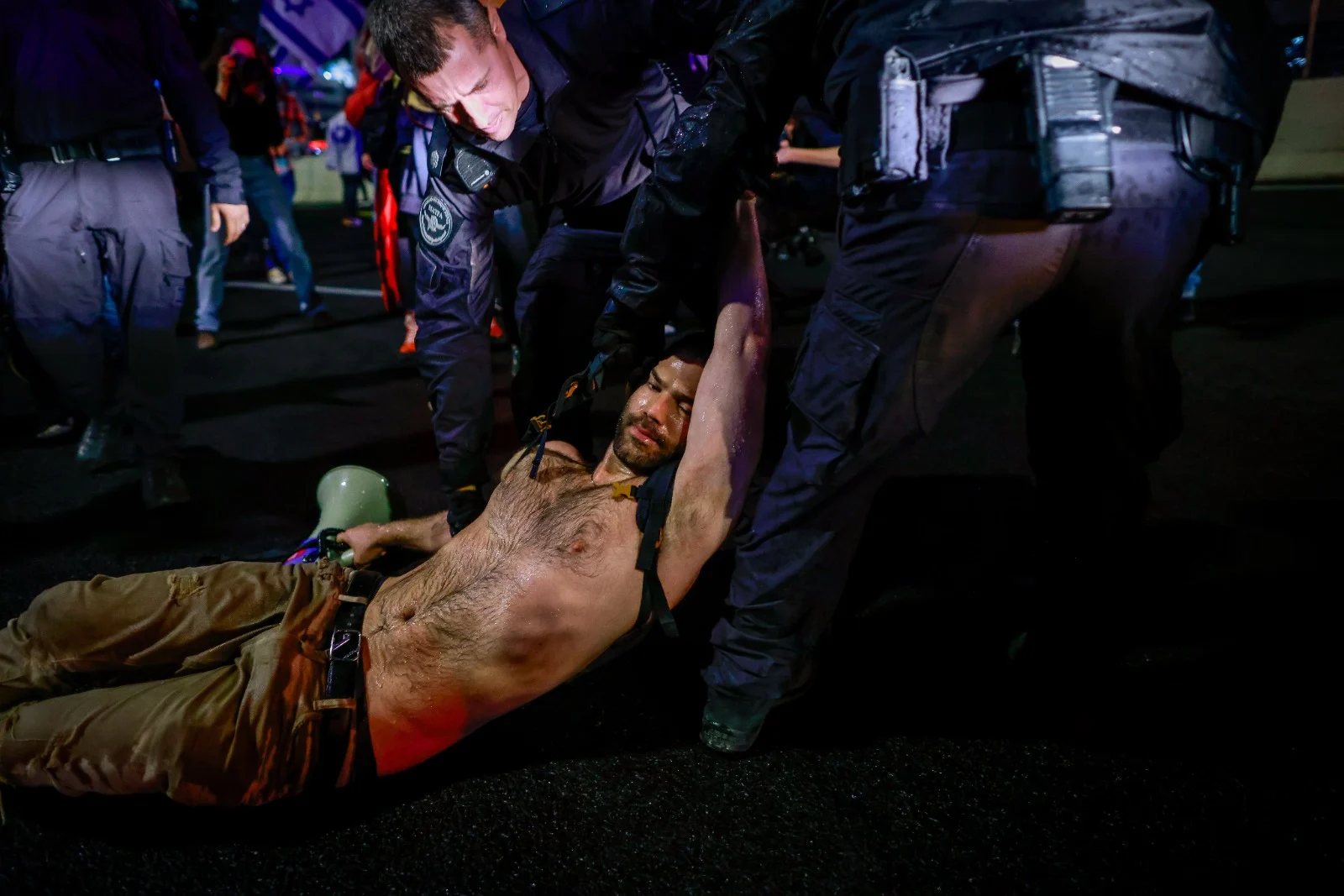 מפגין מפונה מאיילון על ידי כוחות המשטרה.