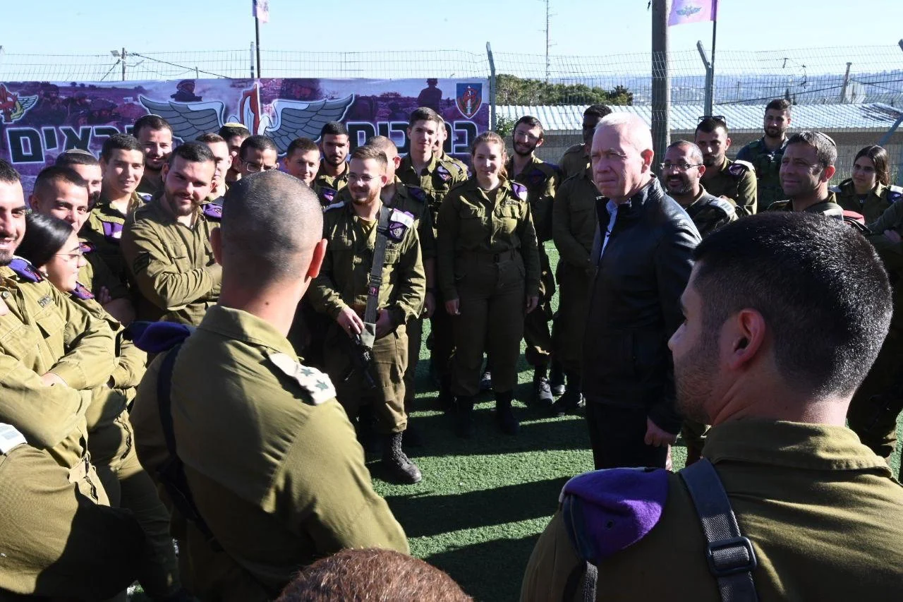 שר הביטחון גלנט וחיילי גדוד ''שקד''