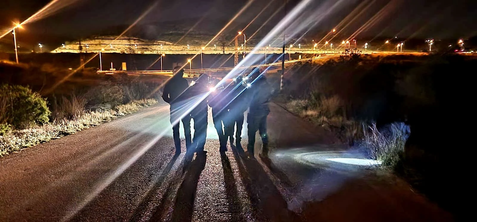 המשטרה עוצרת את החשודים