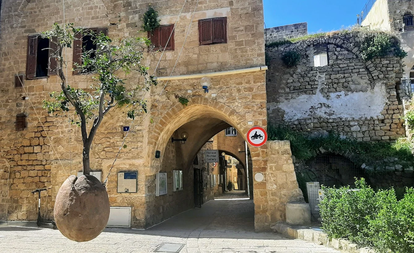 פסל ''עץ התפוז המרחף'', של הפסל דן מורין