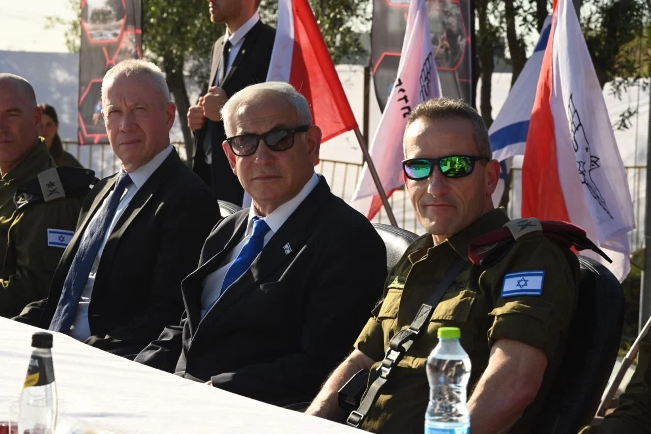 בנימין נתניהו ויואב גלנט בהרמת כוסית בבסיס צה''ל