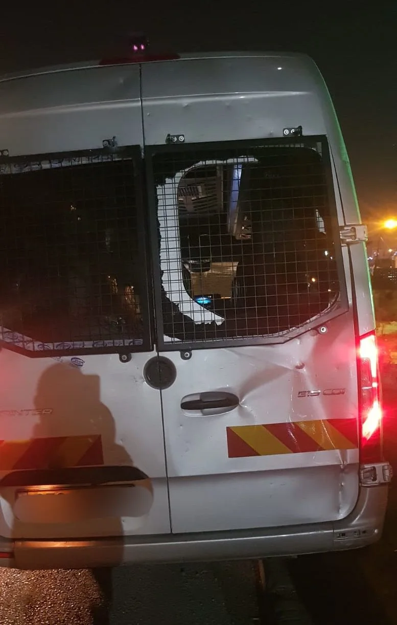 רכב האבטחה שניזוק כתוצאה מהסלעים שהושלכו לעברו