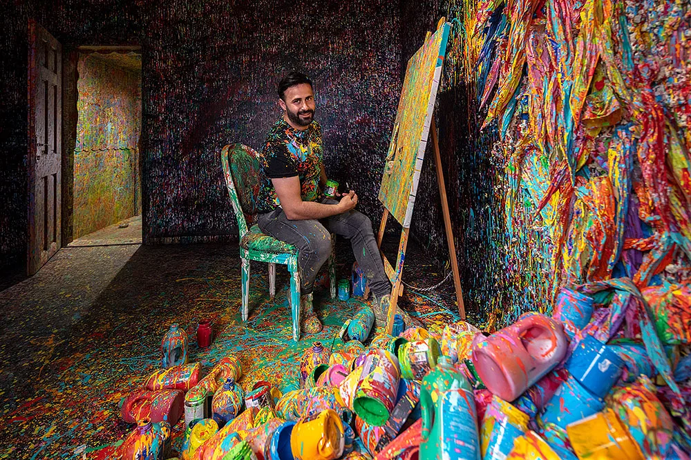 האמן סם חלבי בסטודיו שלו
