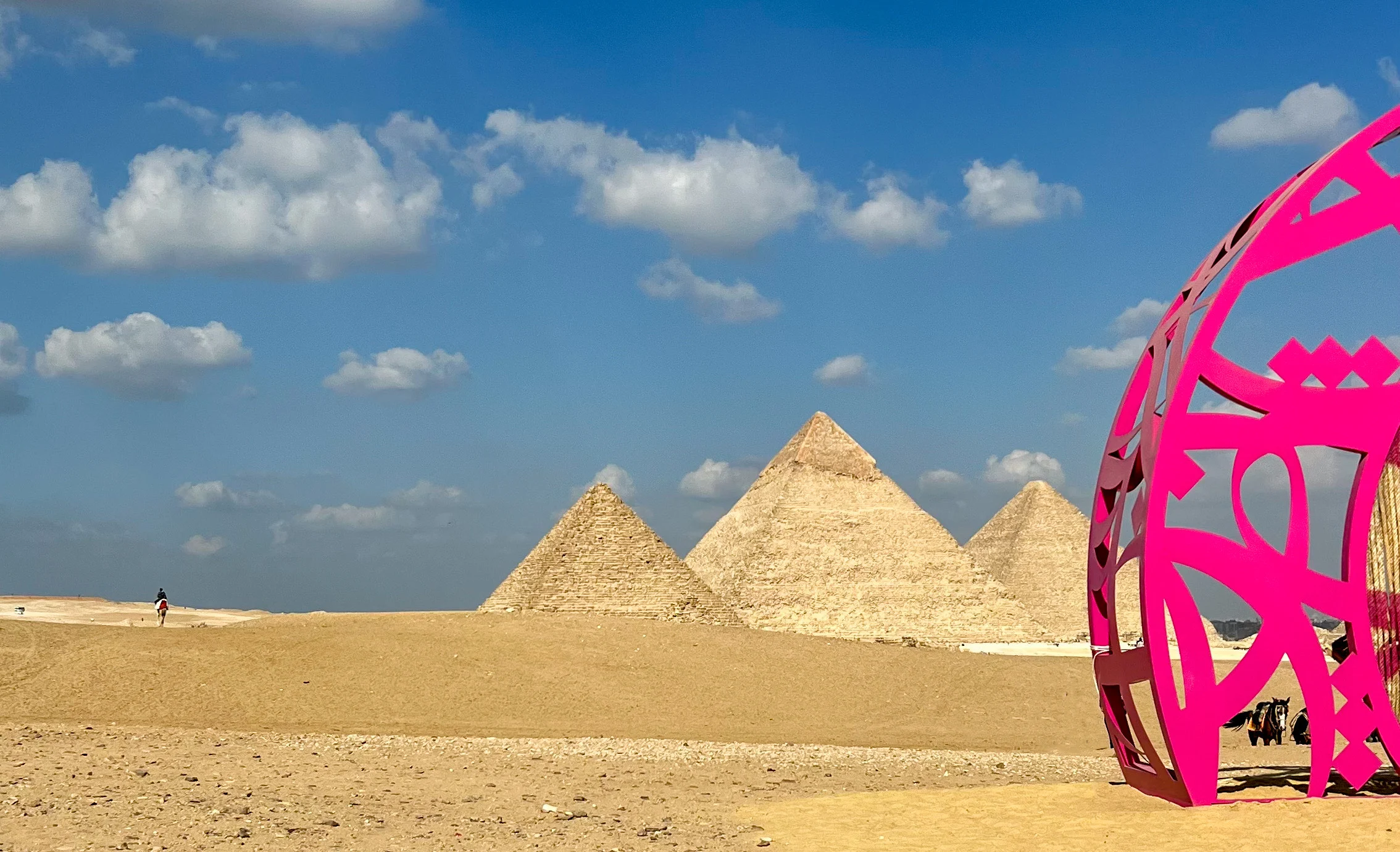 Forever is Now תערוכה של Art D’Égypte בפירמידות