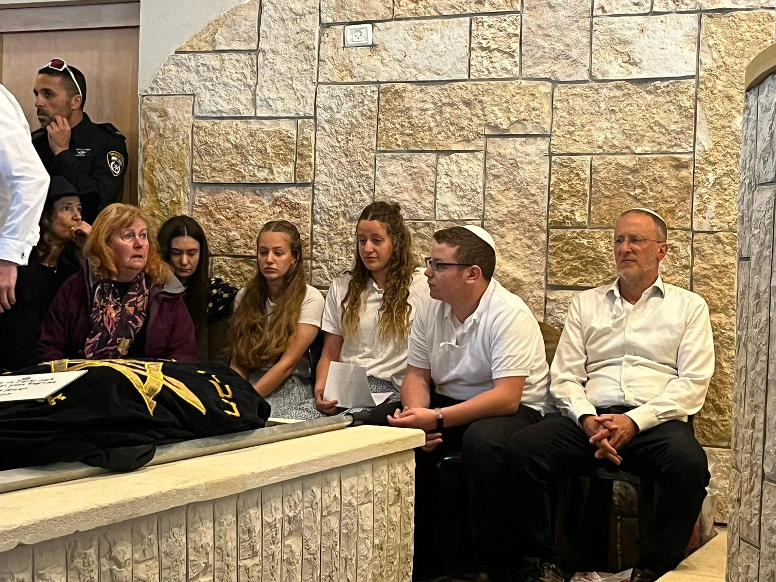 משפחת די בהלוויה של האם, לוסי