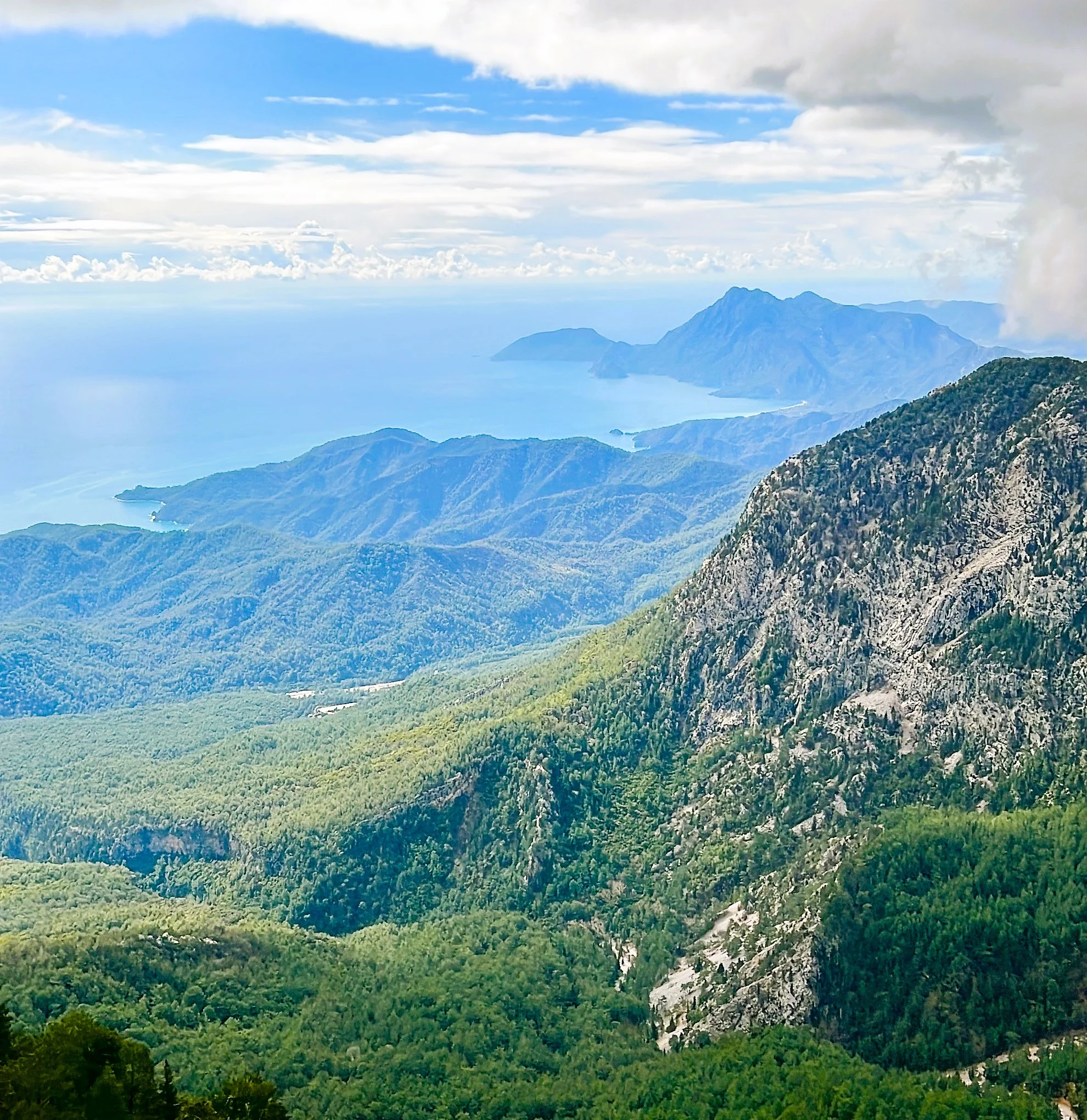 אבנית (ניתי) סטרולוב היא כתבת טיולים במוד-תיירות, מדריכת טיולי בוטיק ובעלת הבלוג ואתר הטיולים טיולים ורגעי אושר. עמוד האינסטגרם של אבנית