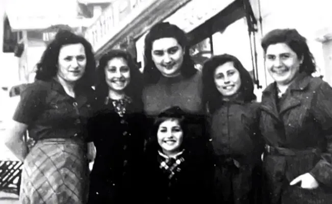 פלה וחברותיה בבית היתומים