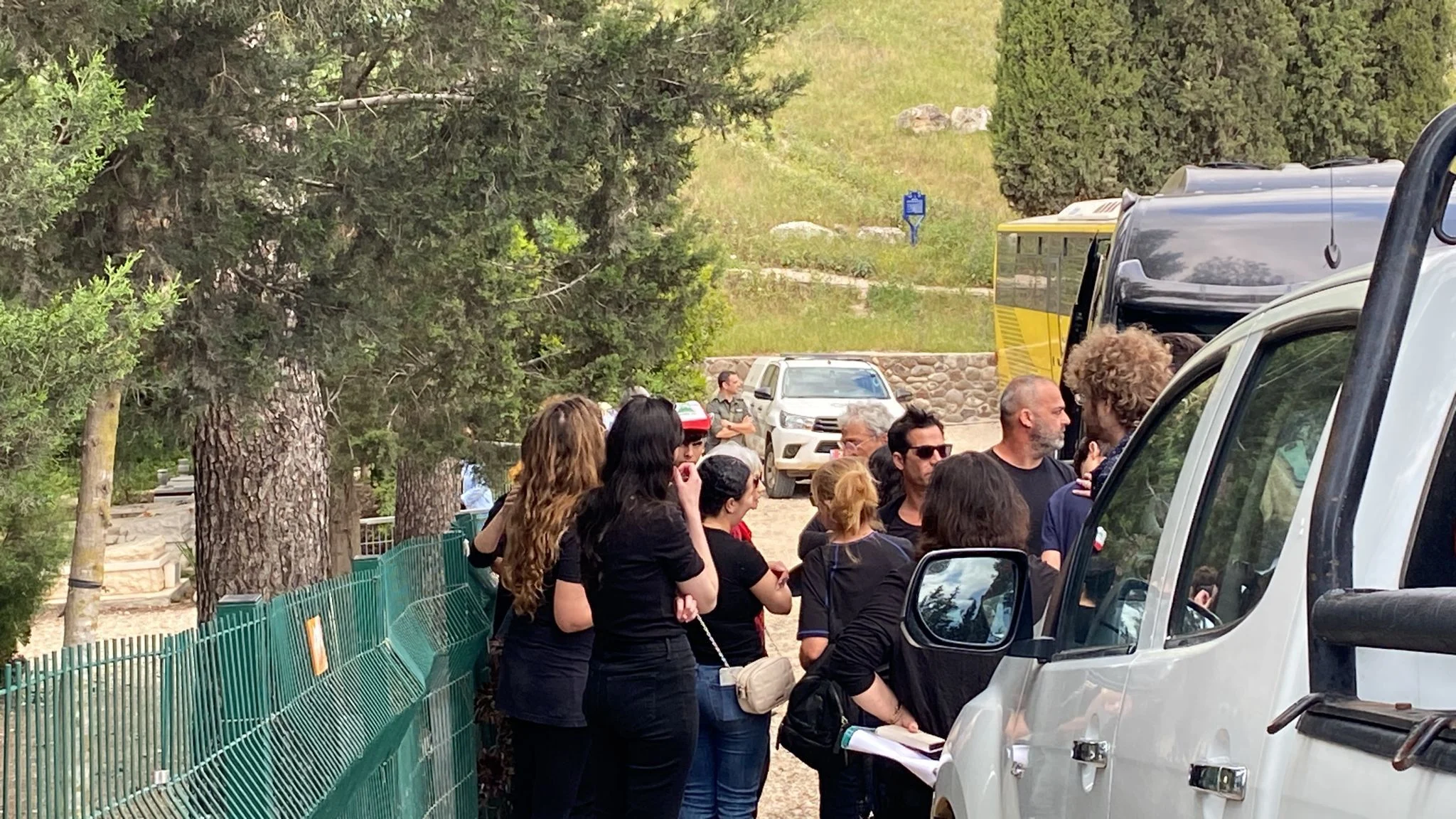 אביב גפן מגיע להלוויית אביו יהונתן גפן בנהלל