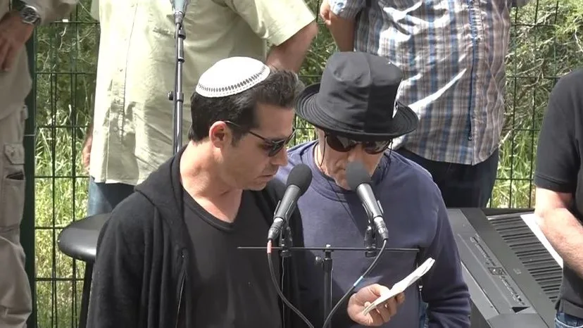 אביב גפן מקריא קדיש על אביו