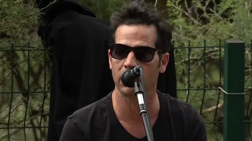 אביב גפן בהלוויית אביו יהונתן גפן