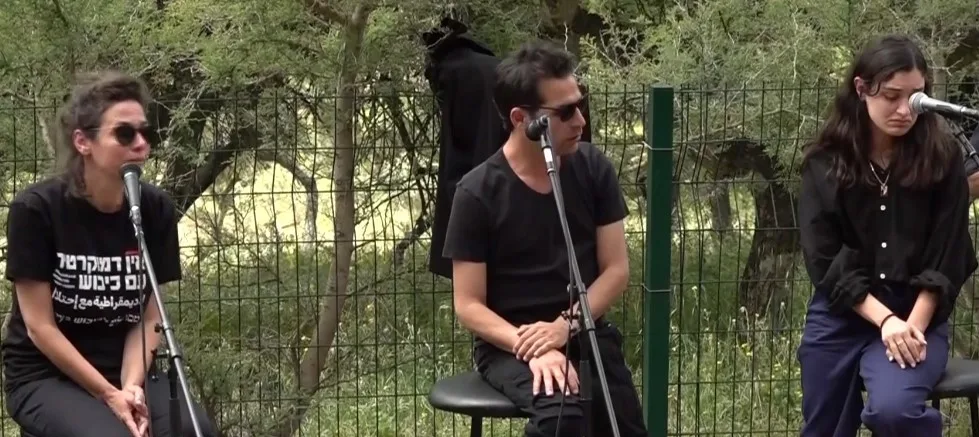שירה, אביב ונטאשה גפן בביצוע משותף מעל קברו של אביהם, יהונתן גפן