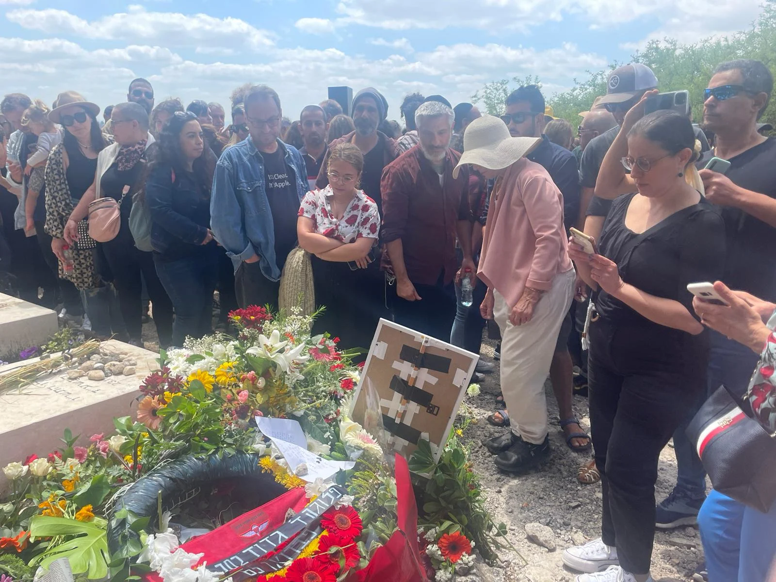 אביתר בנאי בהלוויית יהונתן גפן