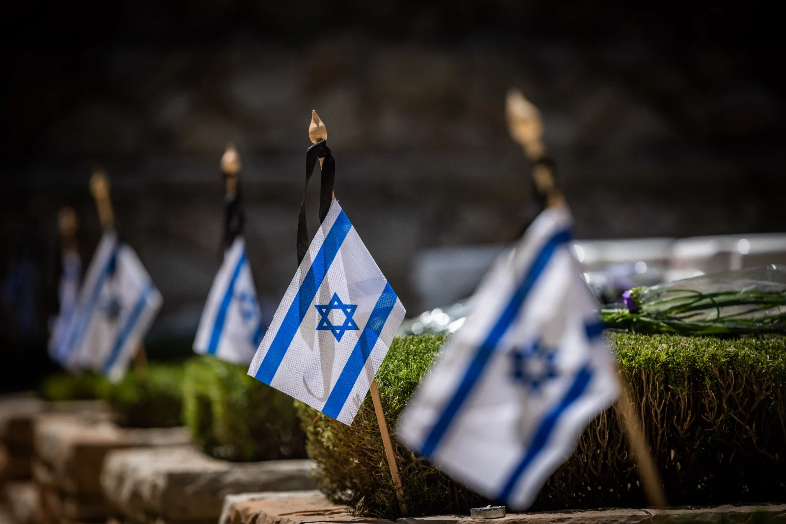 דגלים על קברים בחלקה הצבאית בהר הרצל