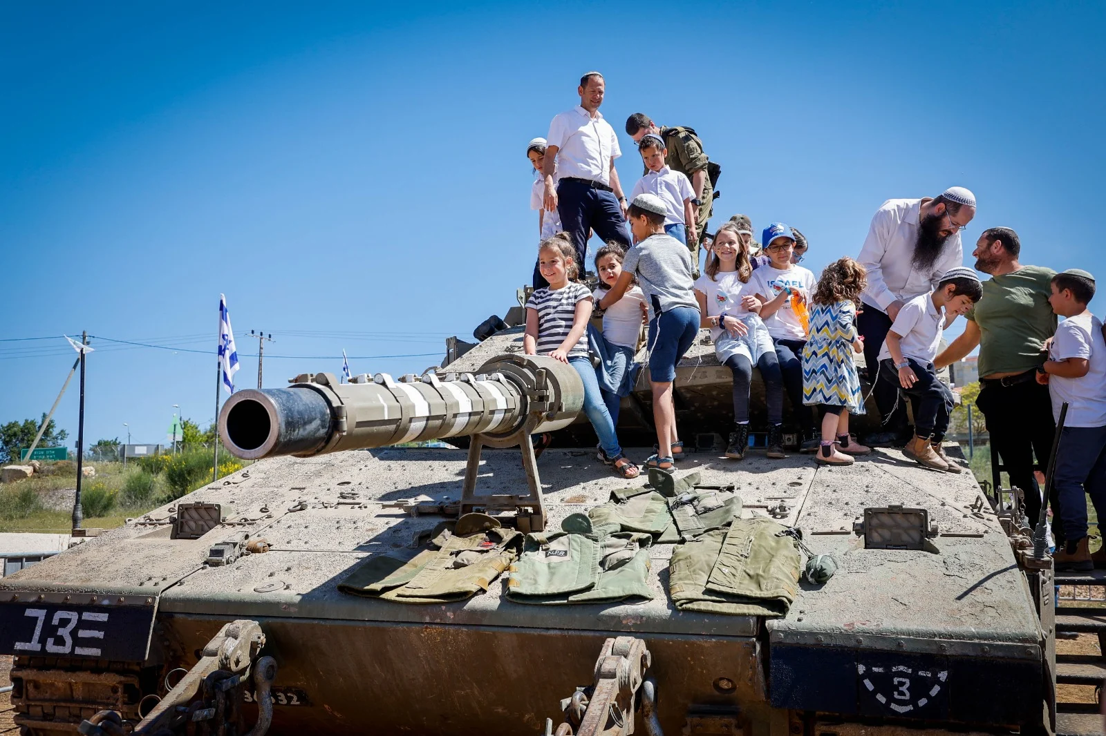 משפחה על טנק ביום פתוח בגוש עציון