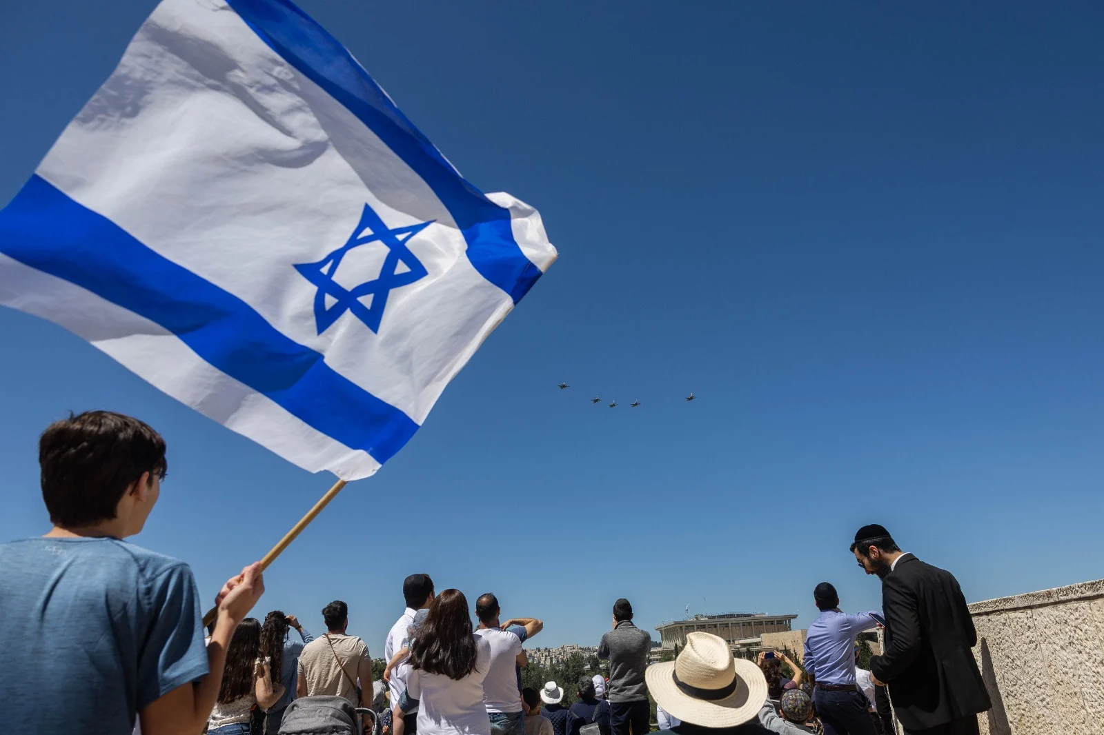 ישראלים צופים במטס