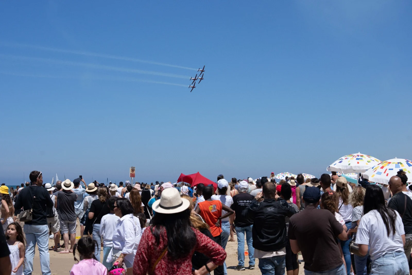 ישראלים צופים במטס