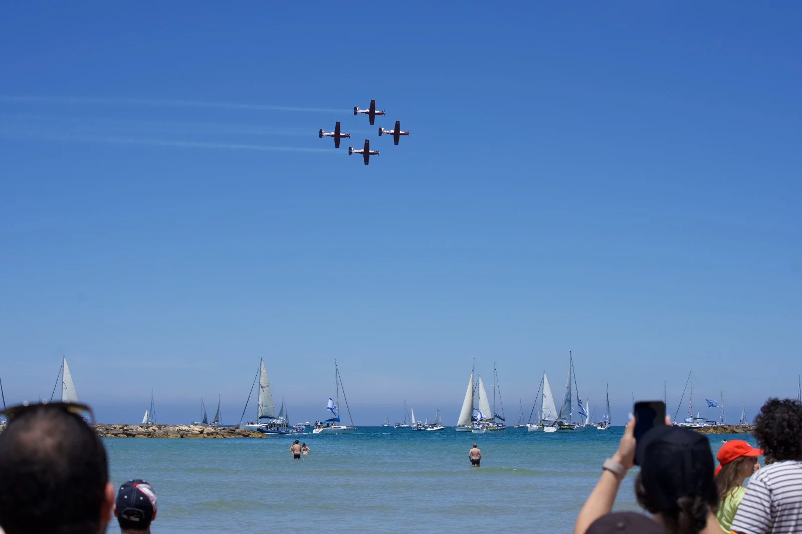 ישראלים צופים במטס