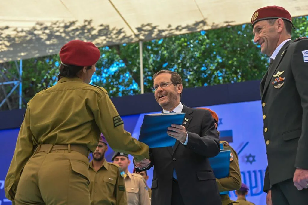 הנשיא הרצוג והרמטכ''ל הלוי בטקס המצטיינים