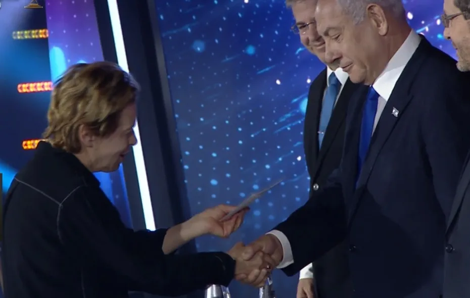 הפתק המסתורי שהעבירה האמנית מיכל רובנר