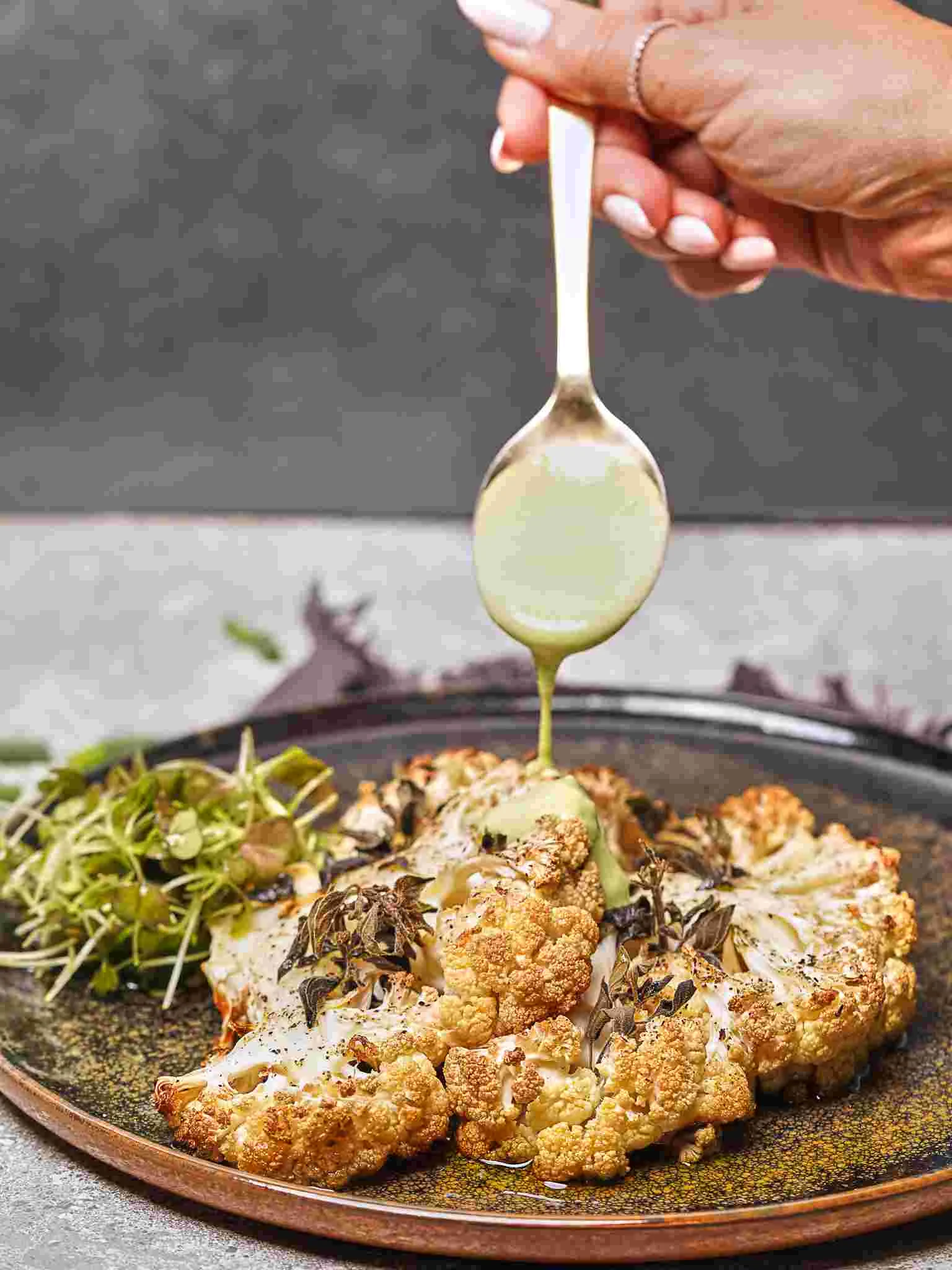 סטייק כרובית בטחינת שום